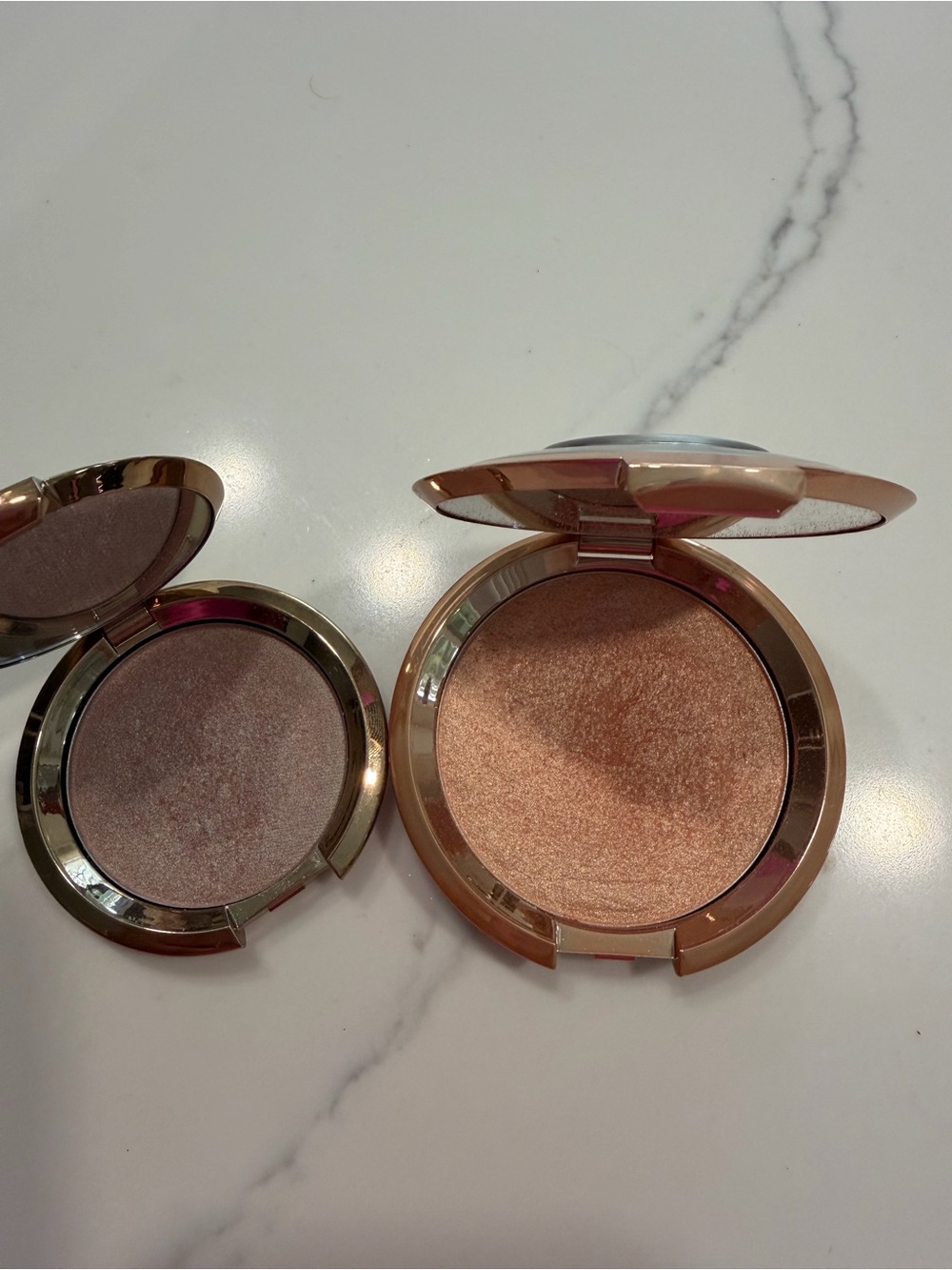 Shimmering Bronze Highlighter Compact - Radiant Copper Glow